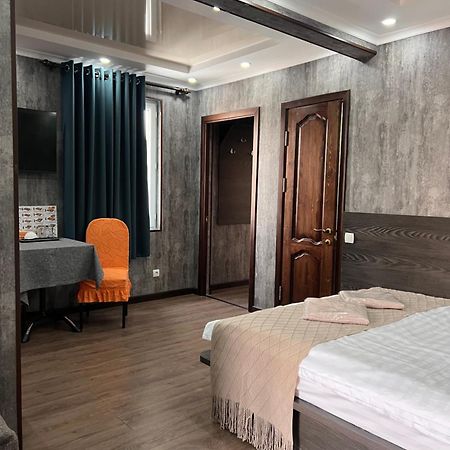 Salut Hotel Bishkek Exterior foto