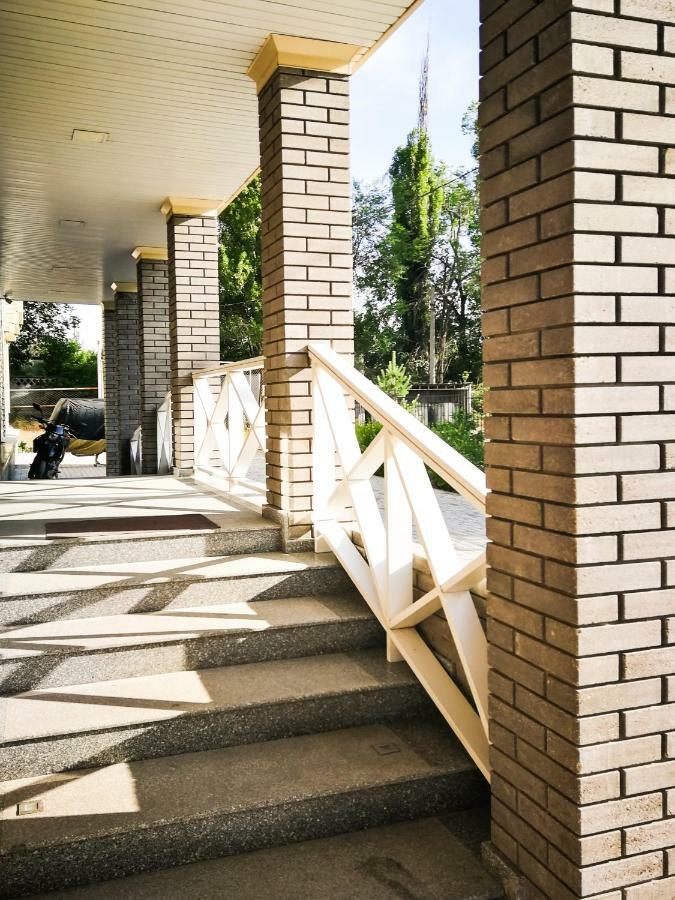 Salut Hotel Bishkek Exterior foto